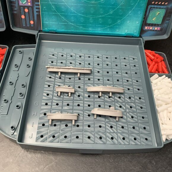 Vintage 1998 Battleship Game The Classic Naval Combat Game Milton Bradley Hasbro - Picture 6 of 14